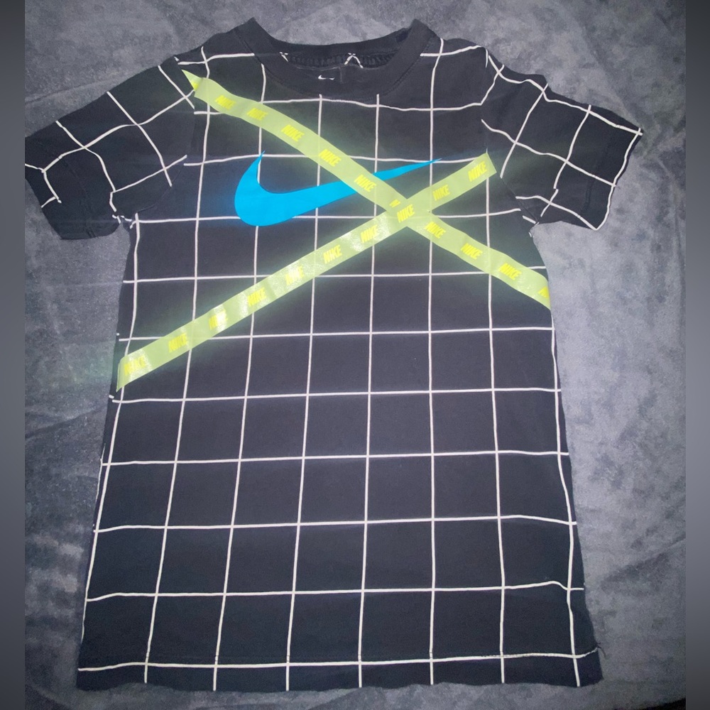 Boys size Small Nike short sleeve shirt